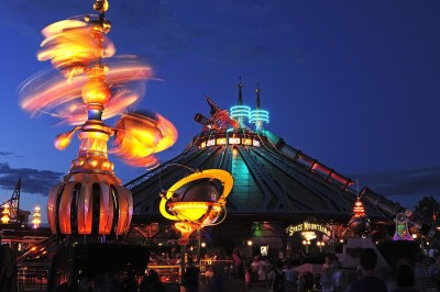 Nightfall+at+Discoveryland,+Disneyland+Park,+Paris+107797.jpg